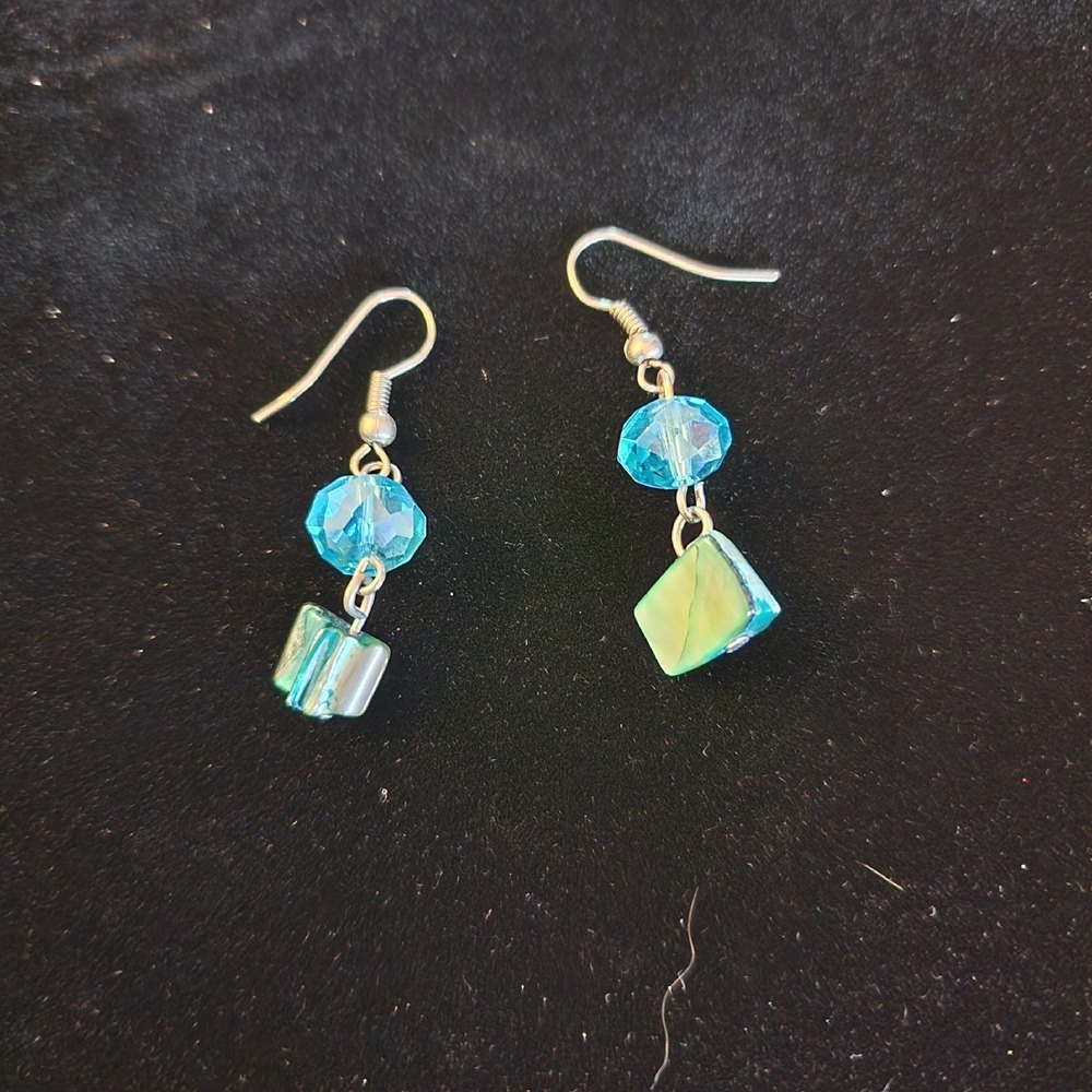 Dangle‎ Earrings Blue Faceted Bead Iridescent Square Charm Jewelry